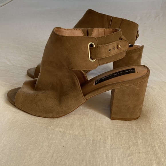 Steve Madden tan suede sandals in size 7 1/2. - Picture 3 of 8